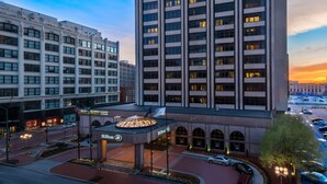 Un hotel con un llamativo letrero de Hilton, una gran cúpula central y varios estacionamientos.