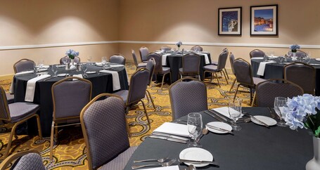 Hilton Indianapolis Hotel Suites - Image 68