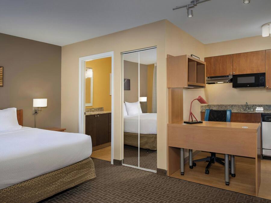 Suite, 1 King Bed with Sofa bed | Desk, iron/ironing board, cribs (free), WiFi (free)