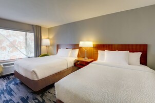 Ropa de cama de alta calidad y caja de seguridad en la habitación 