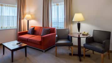 Brankas, meja kerja, ruang kerja ramah laptop, dan tirai kedap cahaya