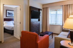 In-room safe, desk, laptop workspace, blackout curtains - Sonesta Chicago O'Hare Airport Rosemont (Rosemont)