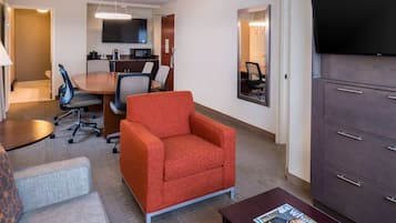 Suíte, 1 cama Queen (Boardroom Suite - Hearing Accessible) | Cofres nos quartos, escrivaninha, espaço de trabalho para notebook