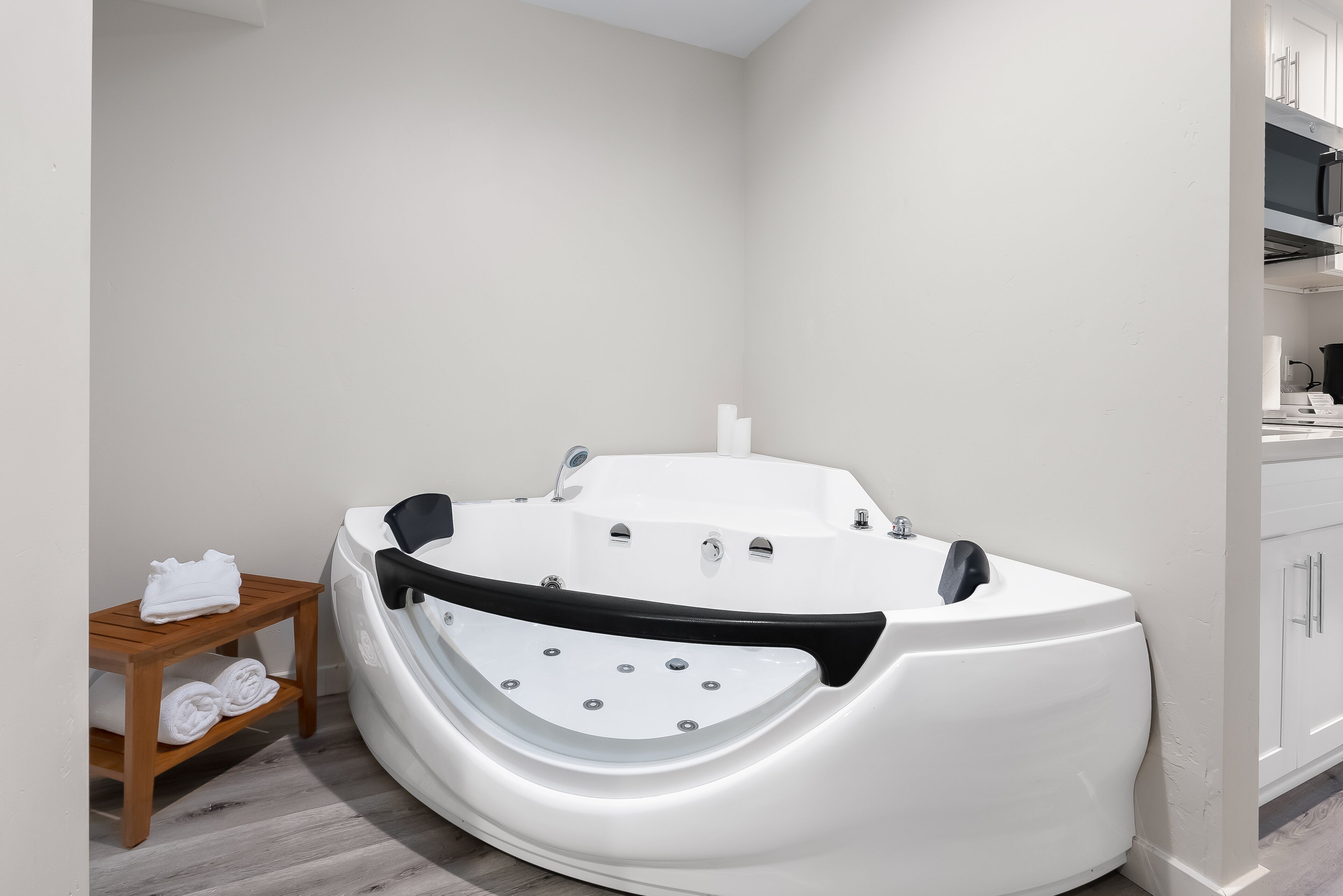 selkirk suite | jetted bathtub