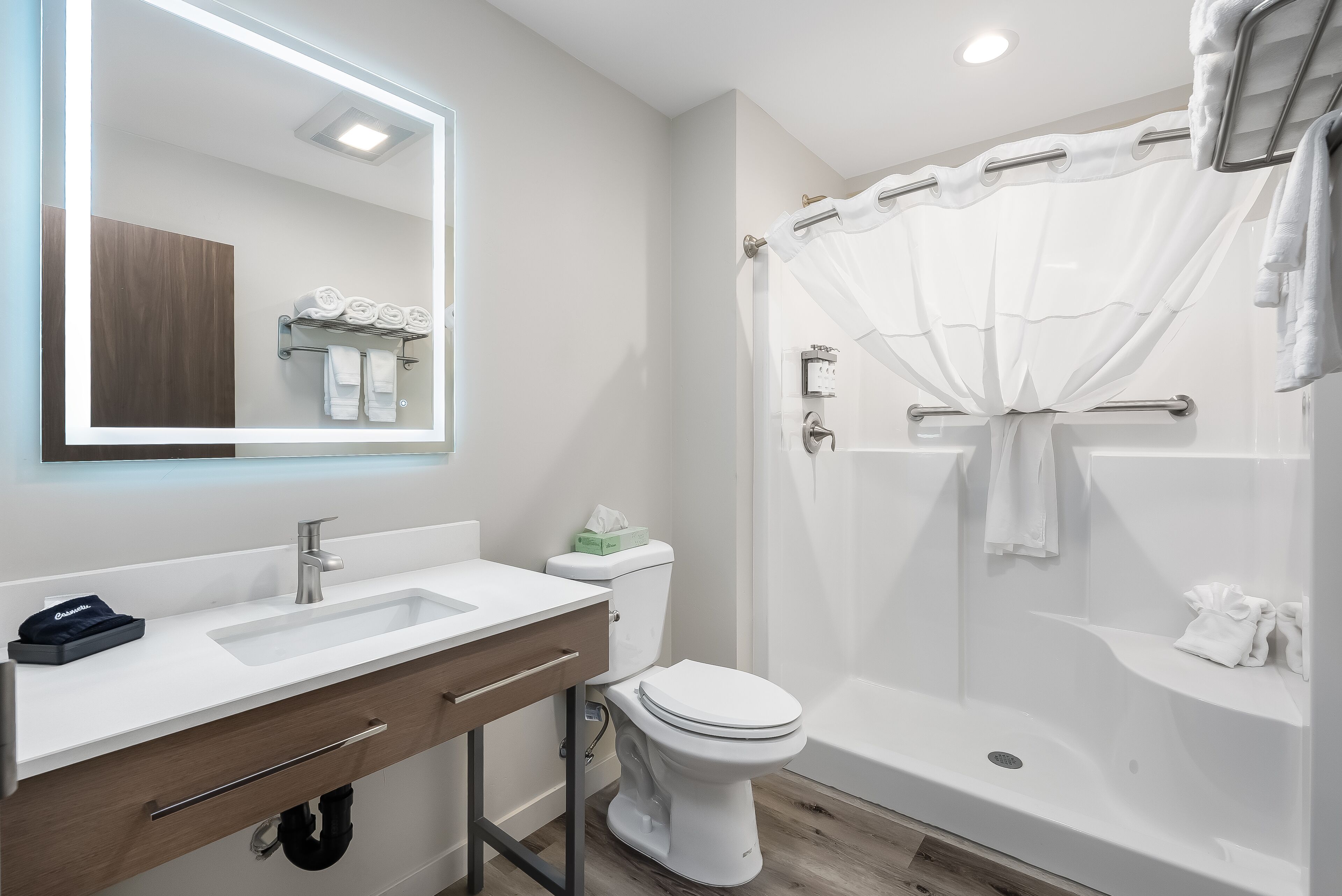 pend orielle suite | bathroom | jetted bath, eco-friendly toiletries, hair dryer, towels