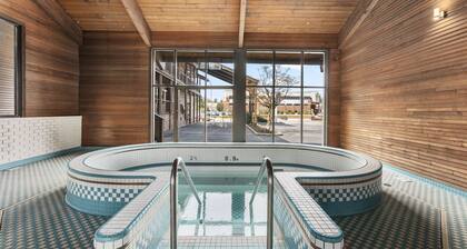 Cedar Street Hotel and Suites