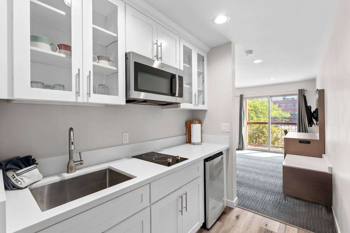 selkirk suite | private kitchen | fridge, microwave, coffee/tea maker, freezer