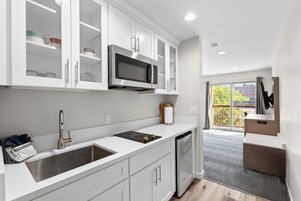 Selkirk Suite | Private kitchen | Fridge, microwave, coffee/tea maker, freezer