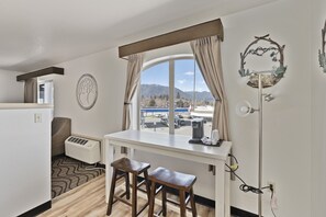 Suite Prestige, 1 très grand lit, non-fumeur, cuisine (Deluxe Family Suite) | Cuisine privée | Réfrigérateur, four à micro-ondes, cafetière-théière, congélateur