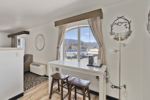 Suite Prestige, 1 très grand lit, non-fumeur, cuisine (Deluxe Family Suite) | Cuisine privée | Réfrigérateur, four à micro-ondes, cafetière-théière, congélateur