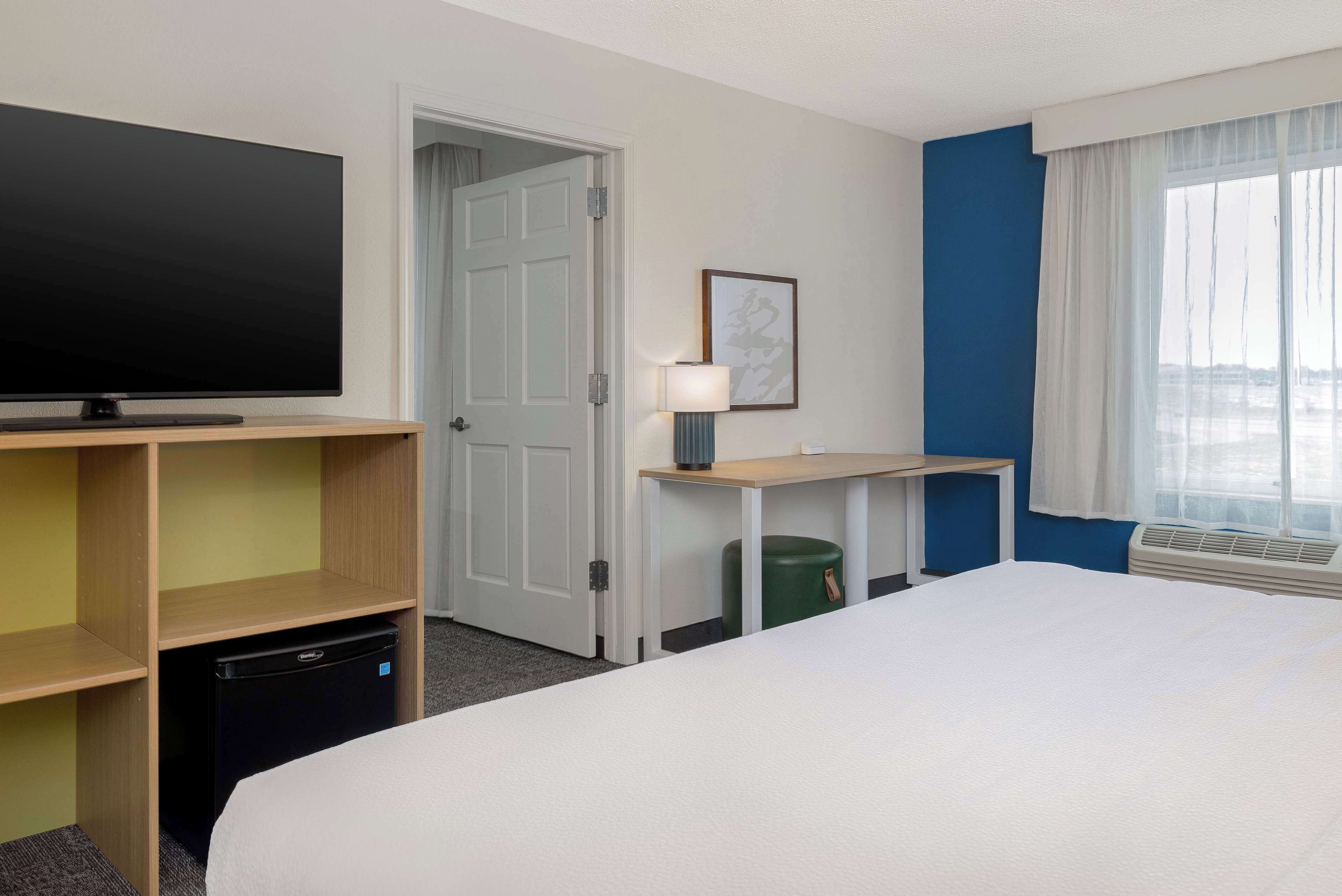 suite, 1 king bed | premium bedding, desk, iron/ironing board, free wifi