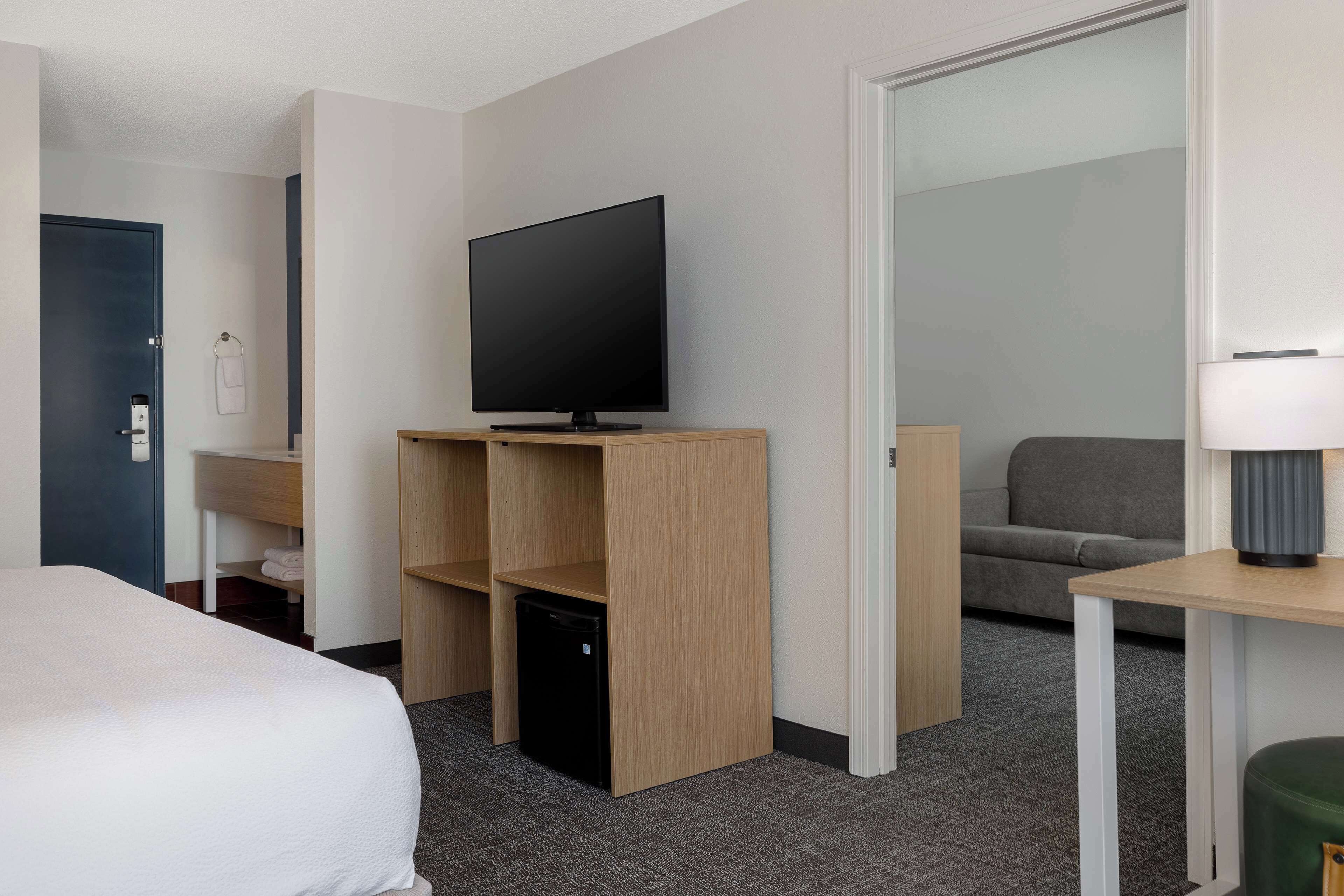suite, 1 king bed | premium bedding, desk, iron/ironing board, free wifi