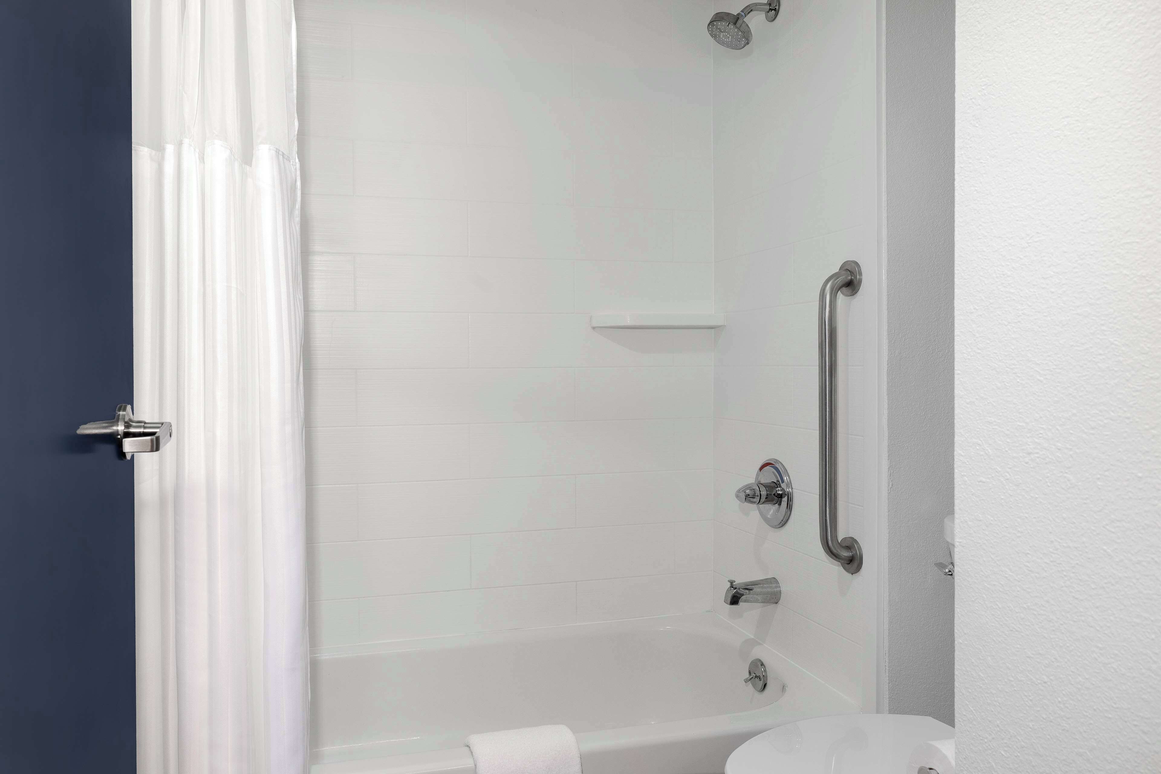 combined shower/bathtub, free toiletries, hair dryer, towels