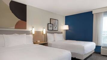 Chambre, 2 grands lits | Literie de qualité supérieure, bureau, fer et planche à repasser