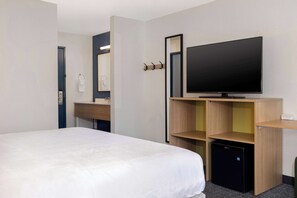 Habitación, 1 cama King size | Ropa de cama de alta calidad y escritorio 