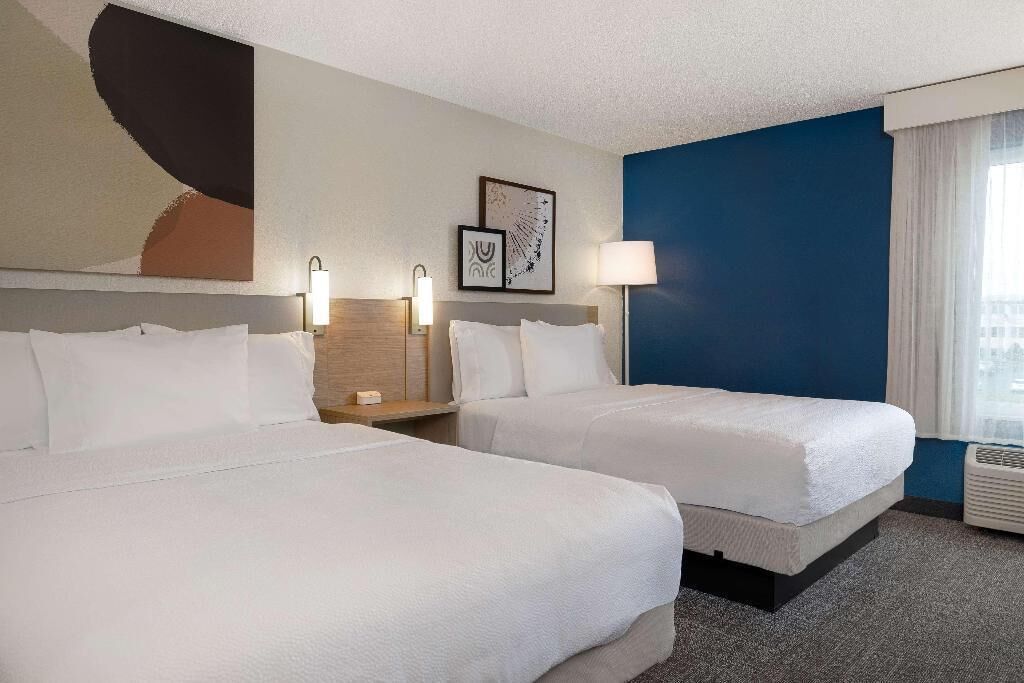 Premium bedding, desk, iron/ironing board, free WiFi