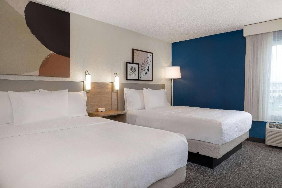 Premium bedding, desk, iron/ironing board, free WiFi