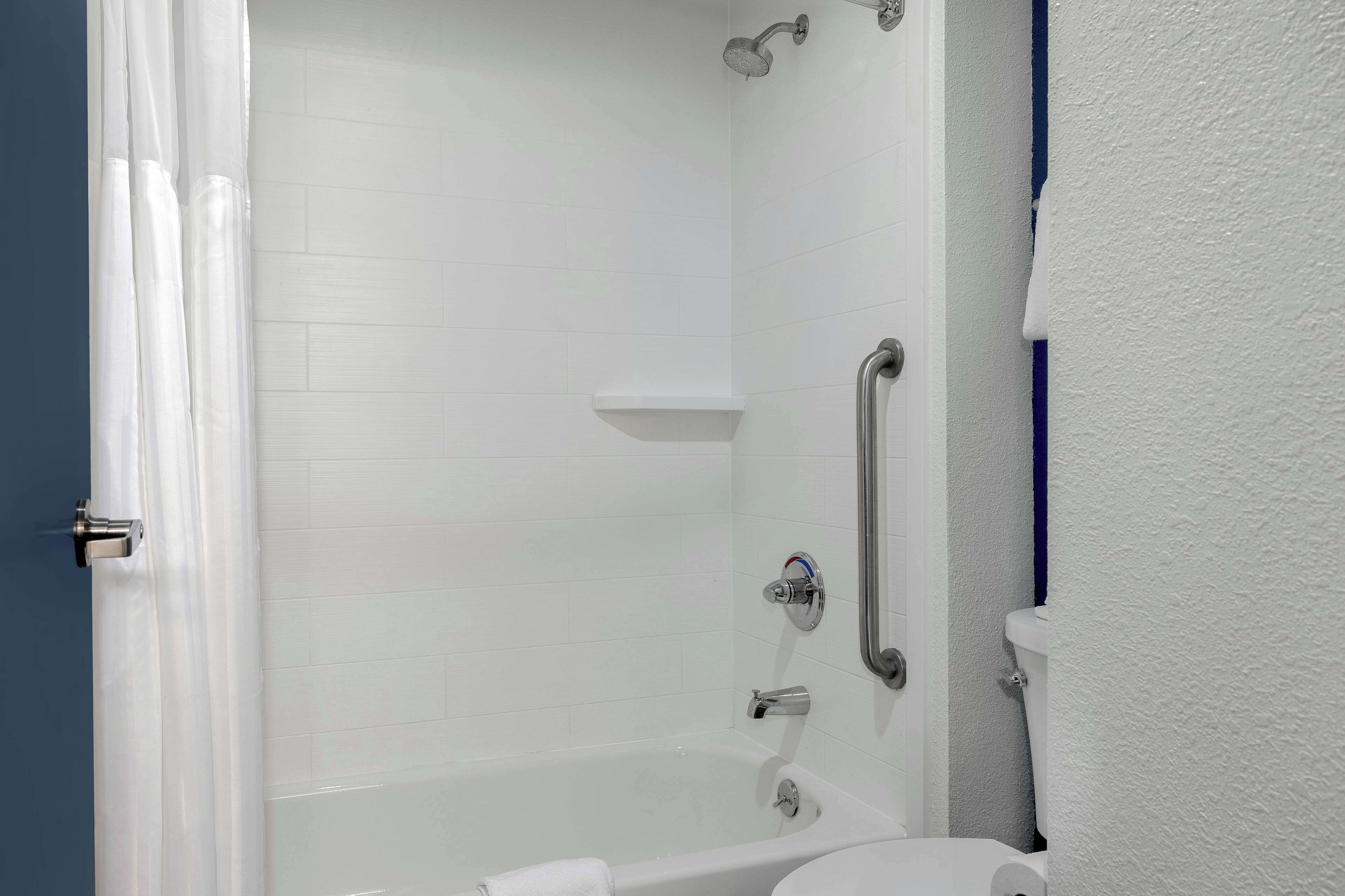 combined shower/bathtub, free toiletries, hair dryer, towels