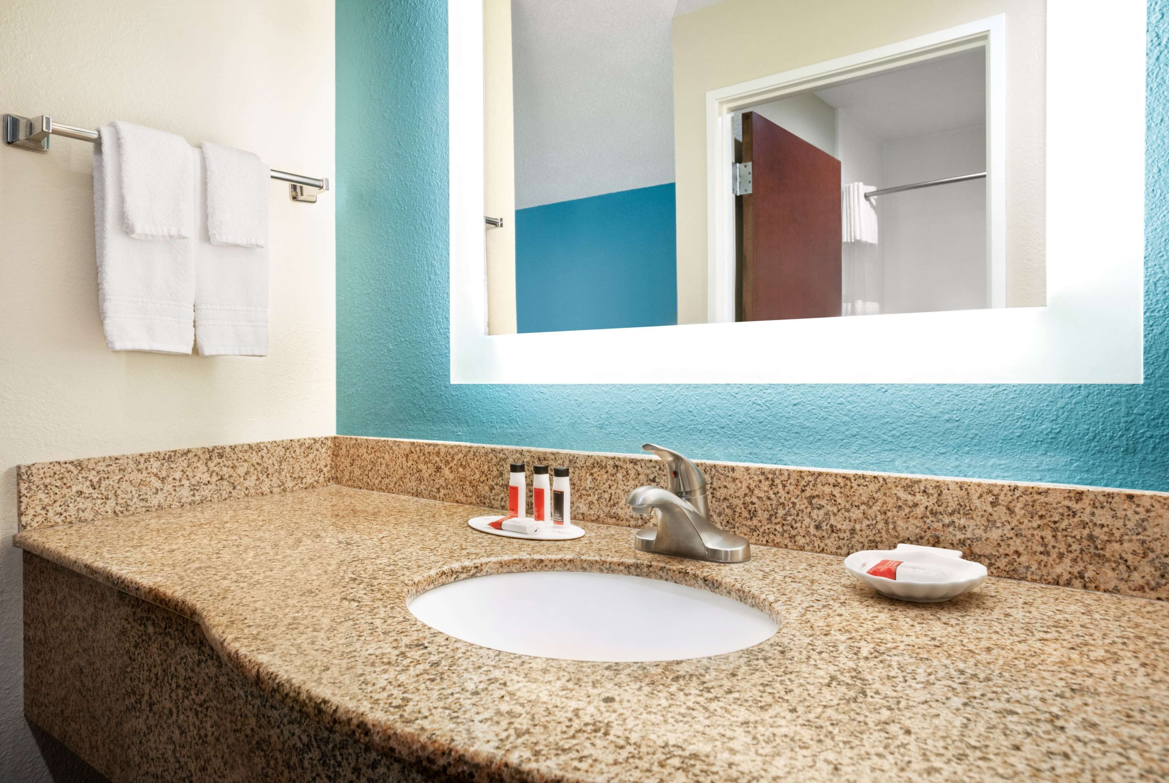 Bathroom | Combined shower/tub, free toiletries, hair dryer, towels