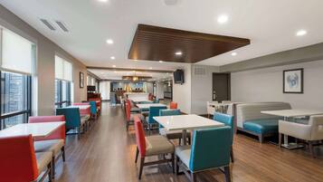 Café da manhã para viagem grátis todos os dias