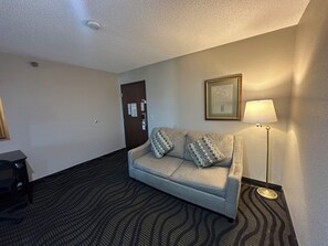 Suite, 1 kingsize-seng, ikke-røyk | Sengetøy av topp kvalitet, skrivebord, blendingsgardiner og lydisolert