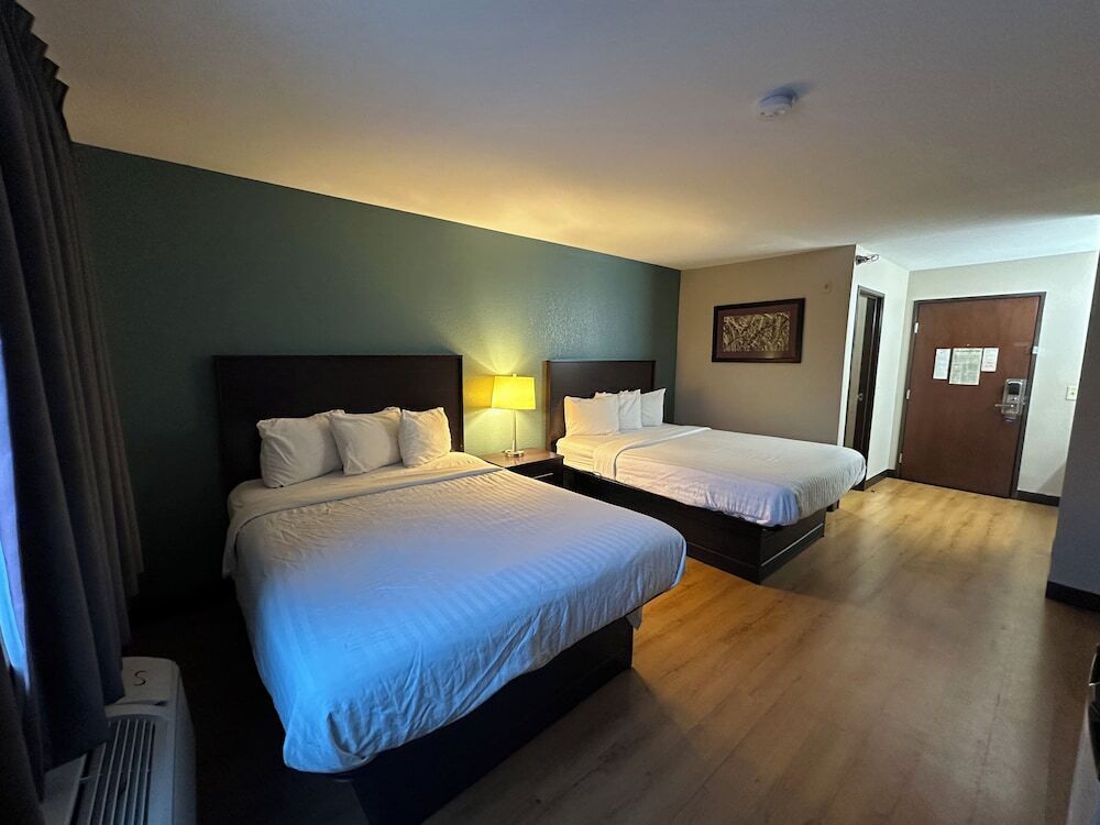Ropa de cama de alta calidad, escritorio, cortinas opacas