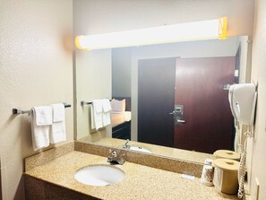 Room, 1 King Bed, Non Smoking | Bathroom