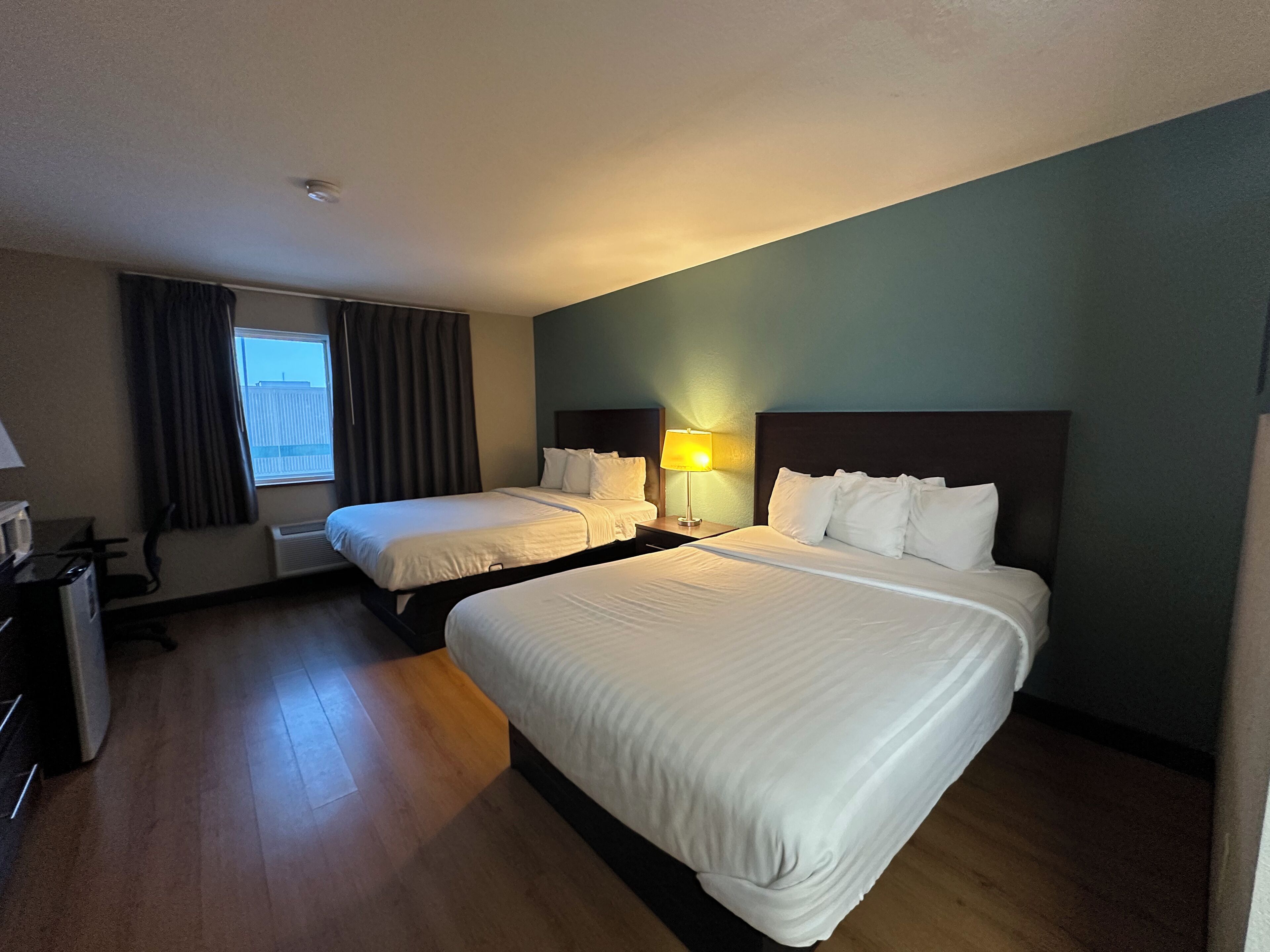 Hochwertige Bettwaren, Schreibtisch, Verdunkelungsvorhänge