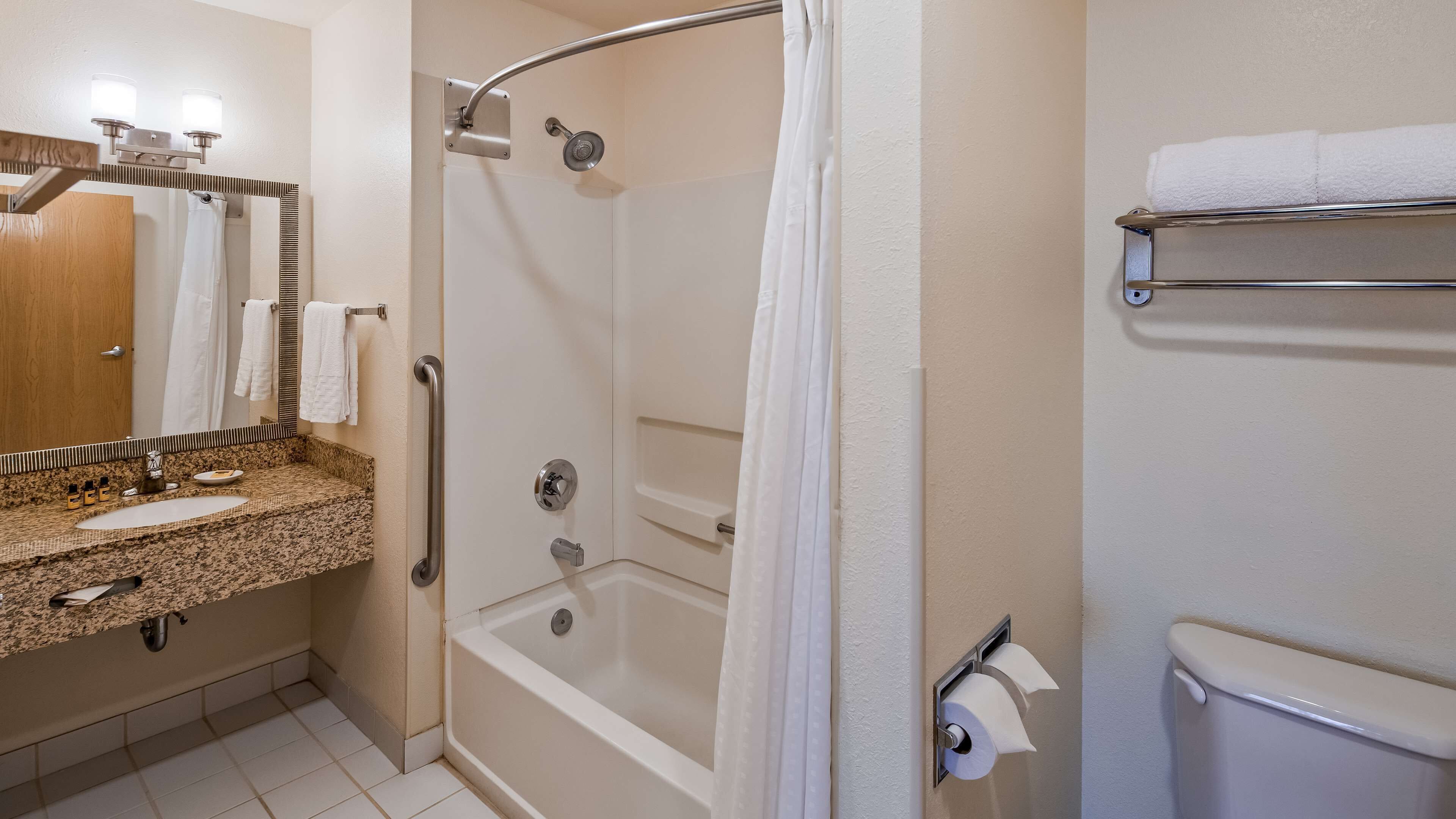 standard room, 1 queen bed, accessible, non smoking | bathroom | combined shower/bathtub, deep-soaking bathtub, hydromassage showerhead