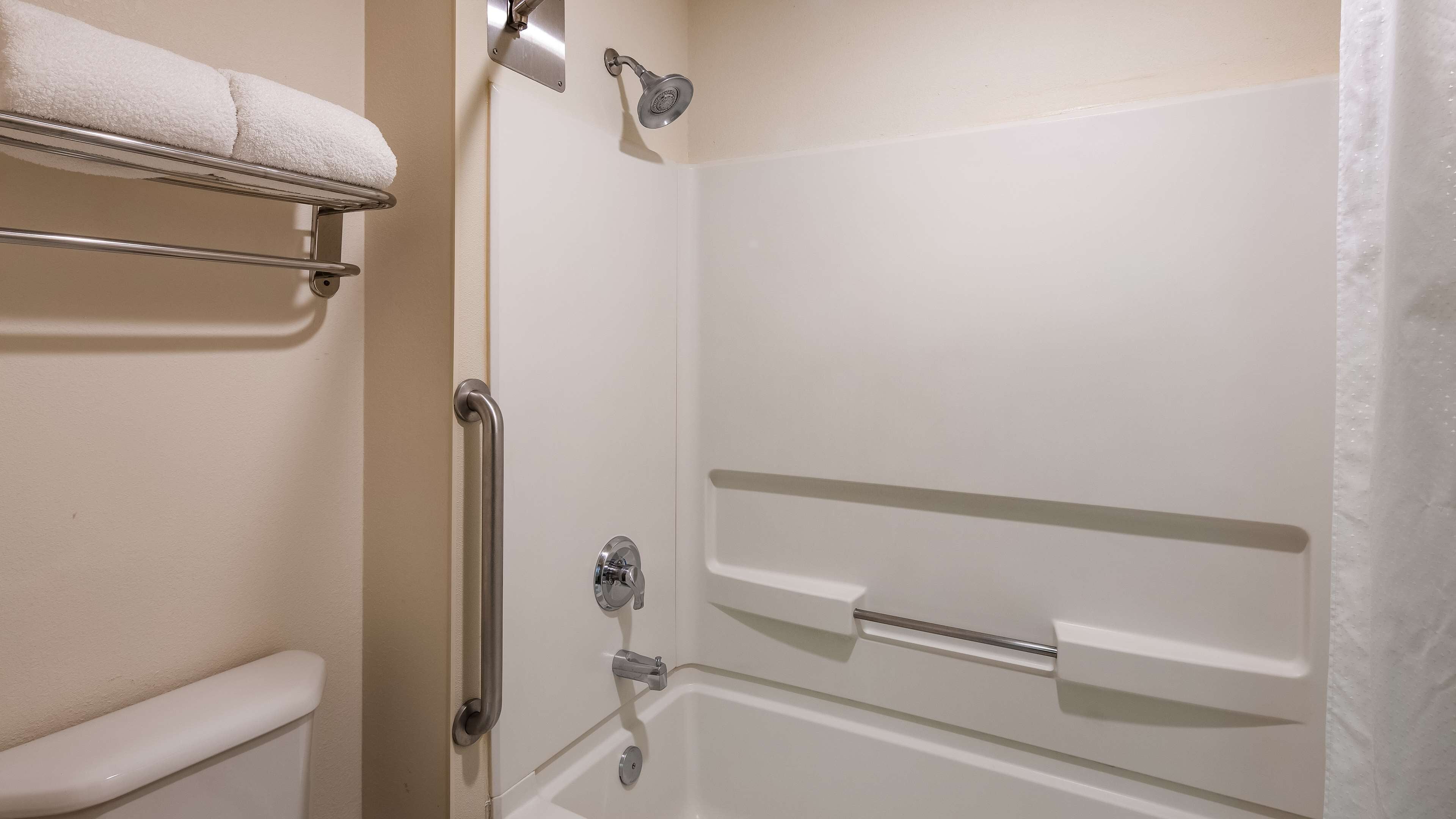 combined shower/bathtub, deep-soaking bathtub, hydromassage showerhead