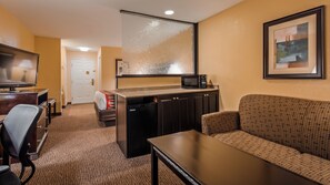 Suite, 1 très grand lit, non-fumeur, réfrigérateur et four à micro-ondes (with Sofabed) | Bureau, espace de travail pour ordinateurs portables