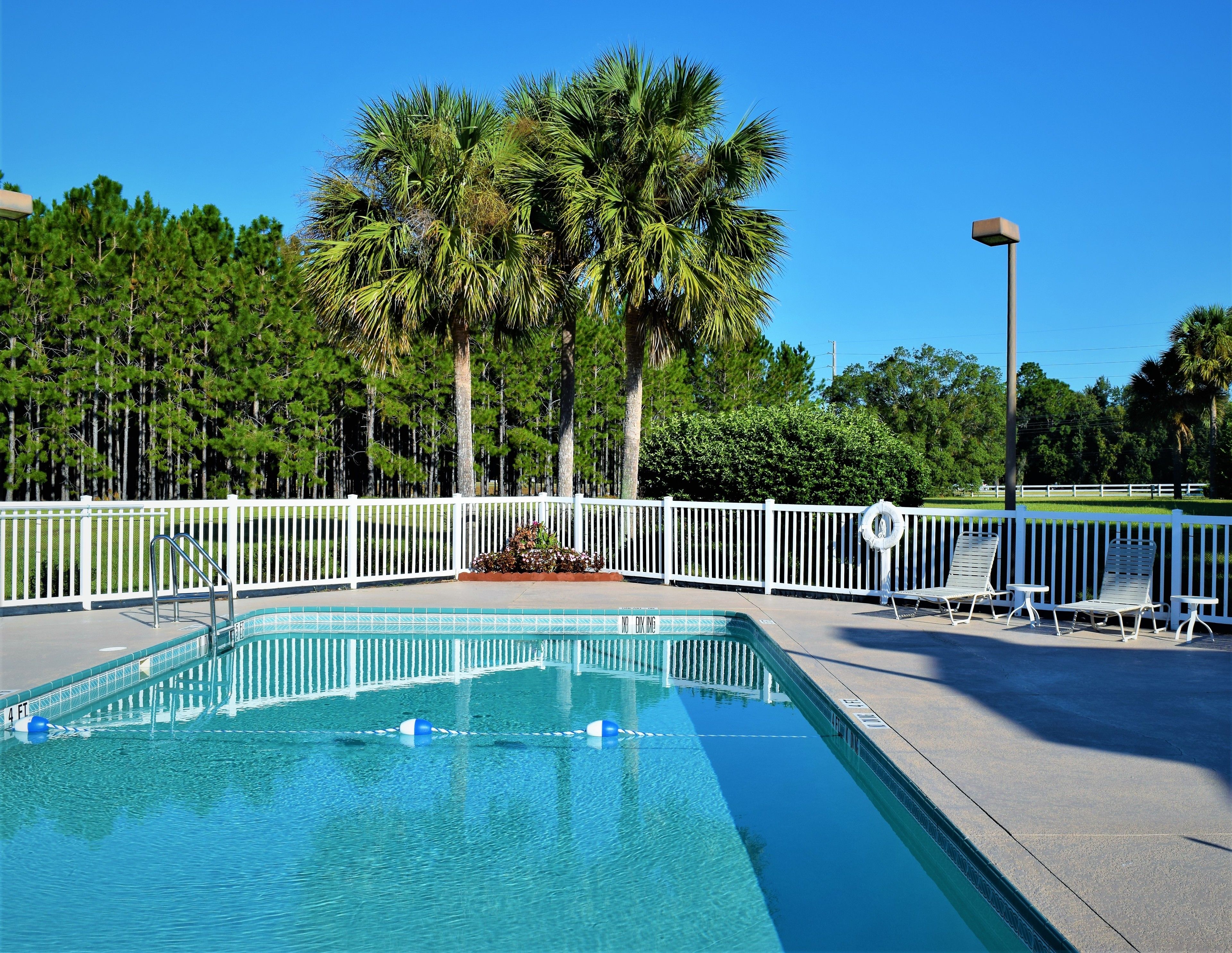 Utomhuspool med öppettider 07.00 till 22.00, och solstolar