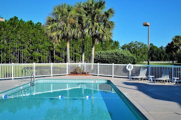 Alberca al aire libre, acceso de 07:00 a 22:00, y camastros