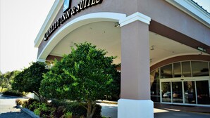 A hotel entrance with a sign reading "Quality Inn & Suites". - Quality Inn Conference Center at Citrus Hills (Hernando)