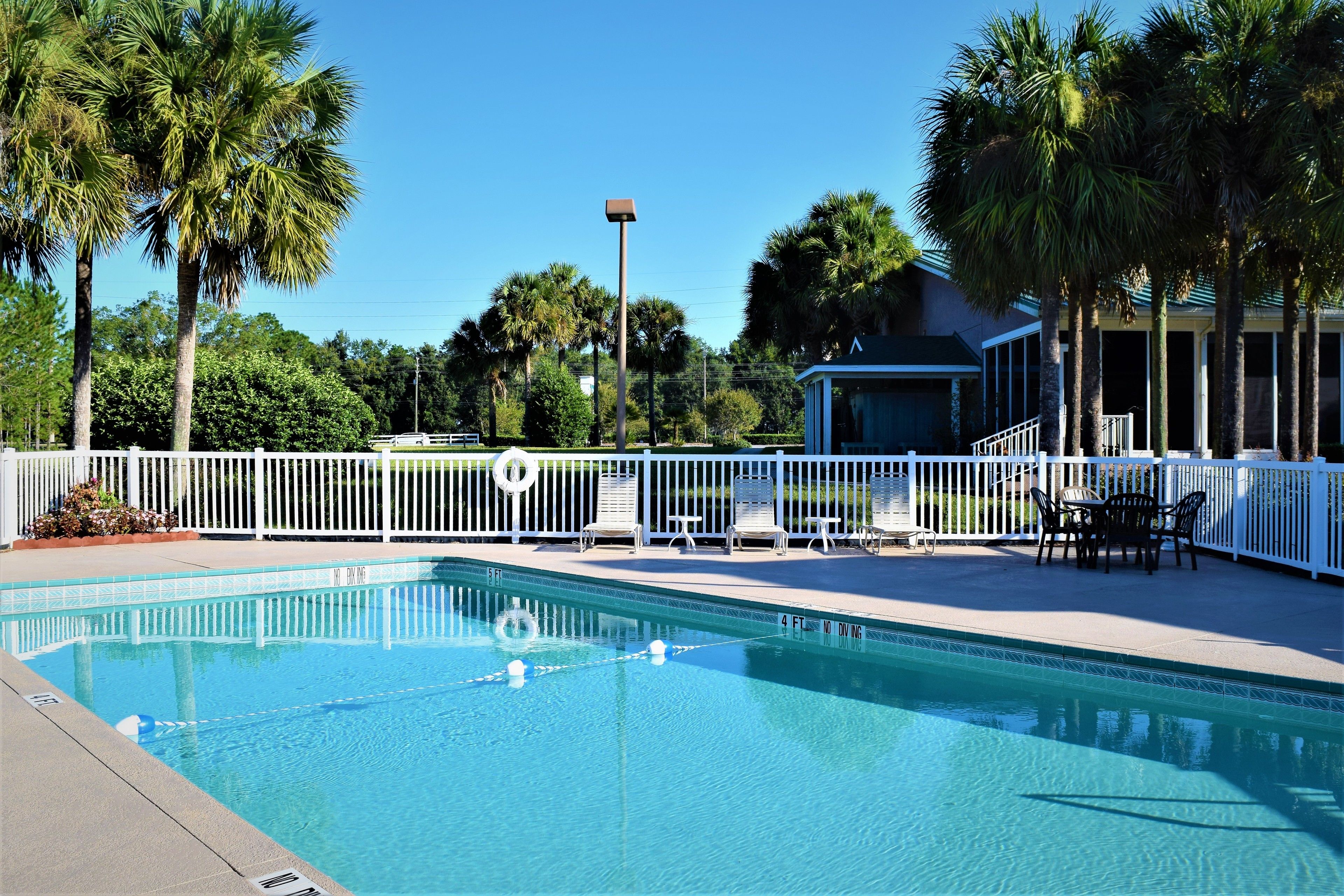 屋外プール、営業時間 7:00 ～ 22:00、サンラウンジャー