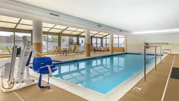 Inomhuspool med öppettider 07.00 till 21.00, och solstolar