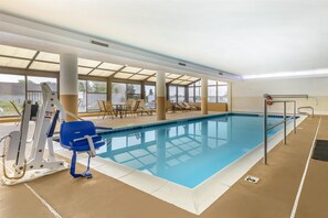 Piscina interna, funciona das 7h às 21h, espreguiçadeiras