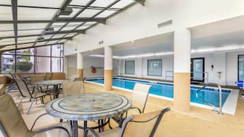 Piscina coperta, con ingresso dalle 07:00 alle 21:00, lettini