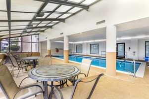 Una piscina cubierta (de 07:00 a 21:00), tumbonas