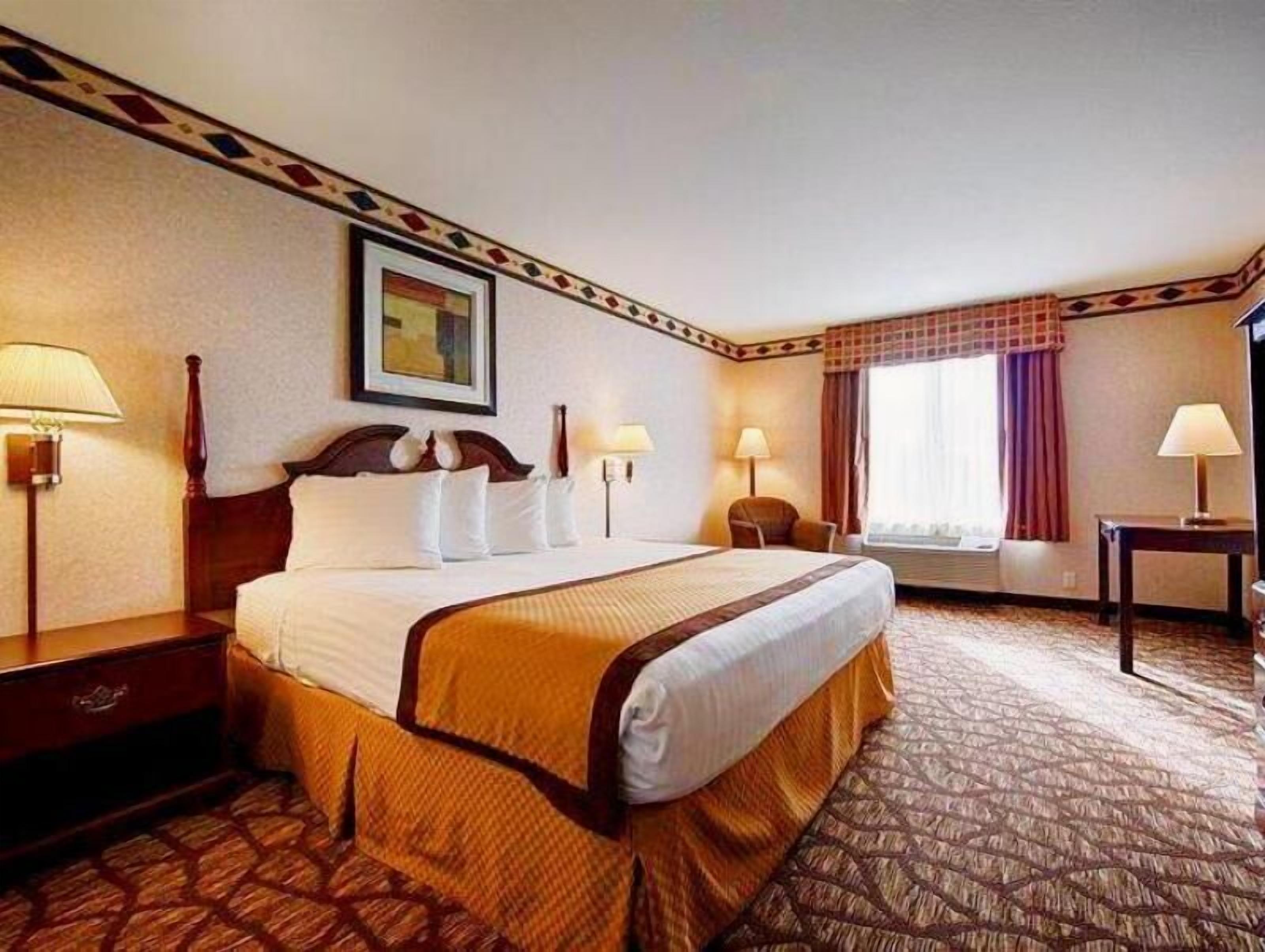 Luxe beddengoed, een kluis op de kamer, een bureau, een laptopwerkplek