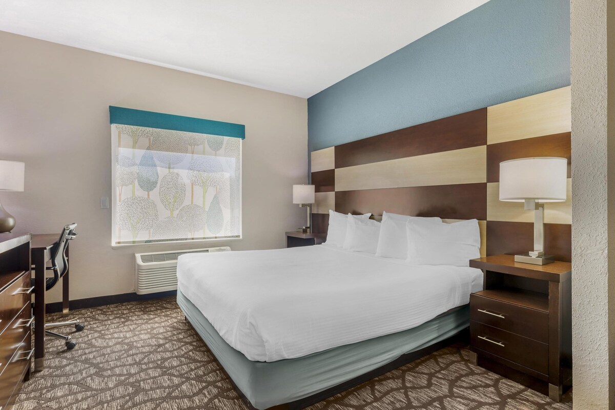 Premium bedding, in-room safe, desk, laptop workspace