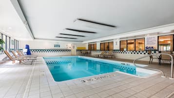 Inomhuspool och solstolar