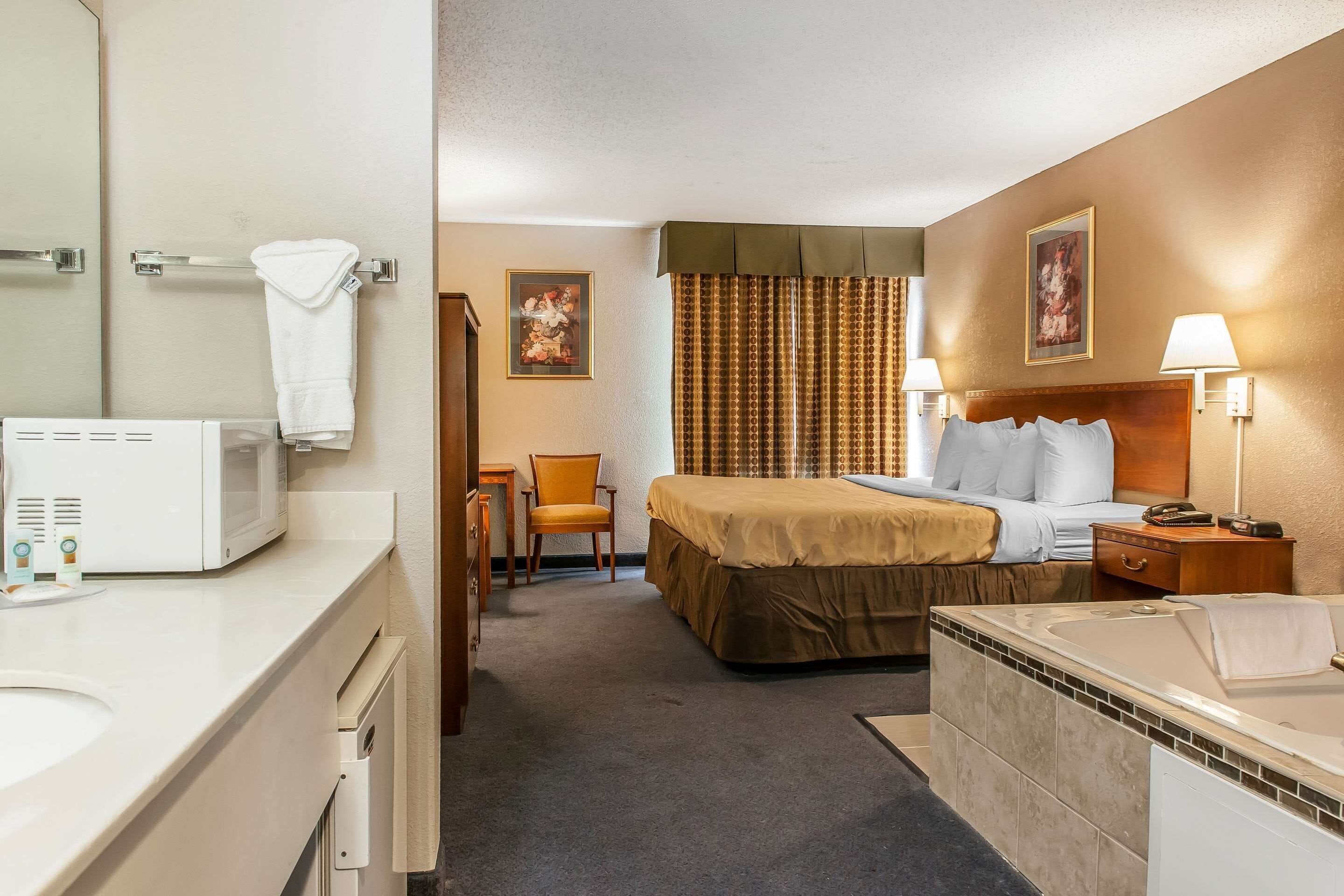 標準客房, 1 張特大雙人床, 非吸煙房, 按摩浴缸 | 熨斗/熨衣板、免費搖籃/嬰兒床、折疊床/加床、免費無線上網