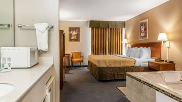 Quarto standard, 1 cama King, para não fumantes, banheira de hidromassagem | Ferros/tábuas de passar roupa, berços grátis