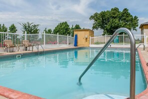 Piscine extérieure en saison