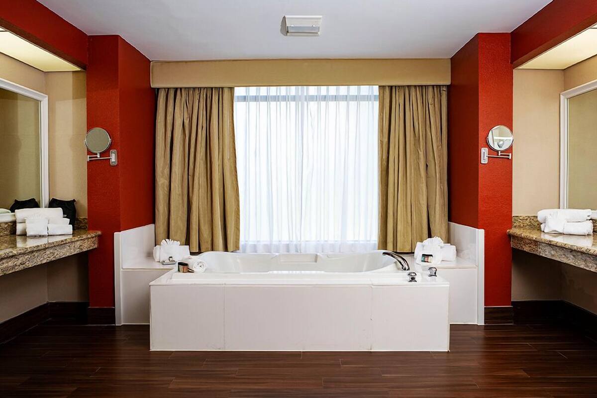 suite, 1 king bed (garden) | bathroom | combined shower/bathtub, free toiletries, towels