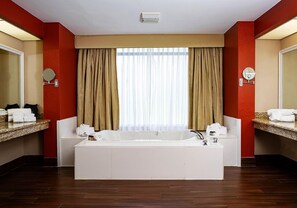 Suite - 1 kingsize-seng (Garden) | Badeværelse | Kombination af bruser/badekar, gratis toiletartikler, håndklæder