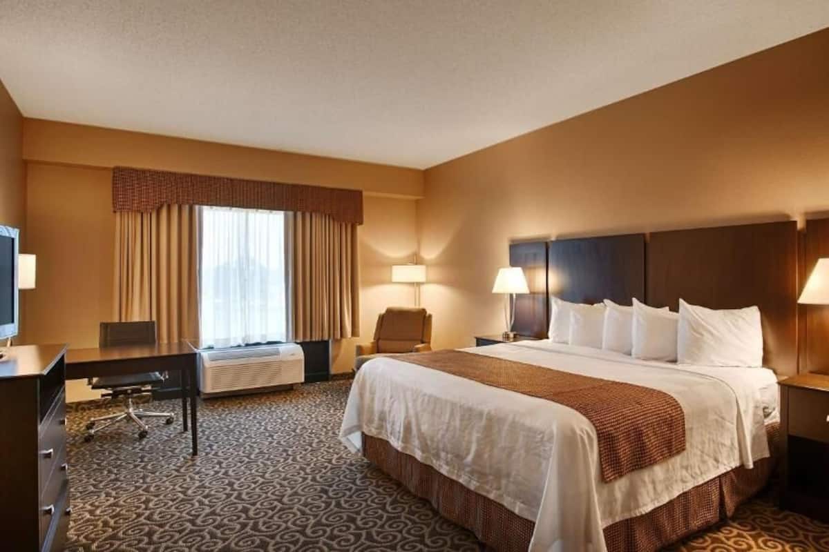 In-room safe, desk, laptop workspace, iron/ironing board