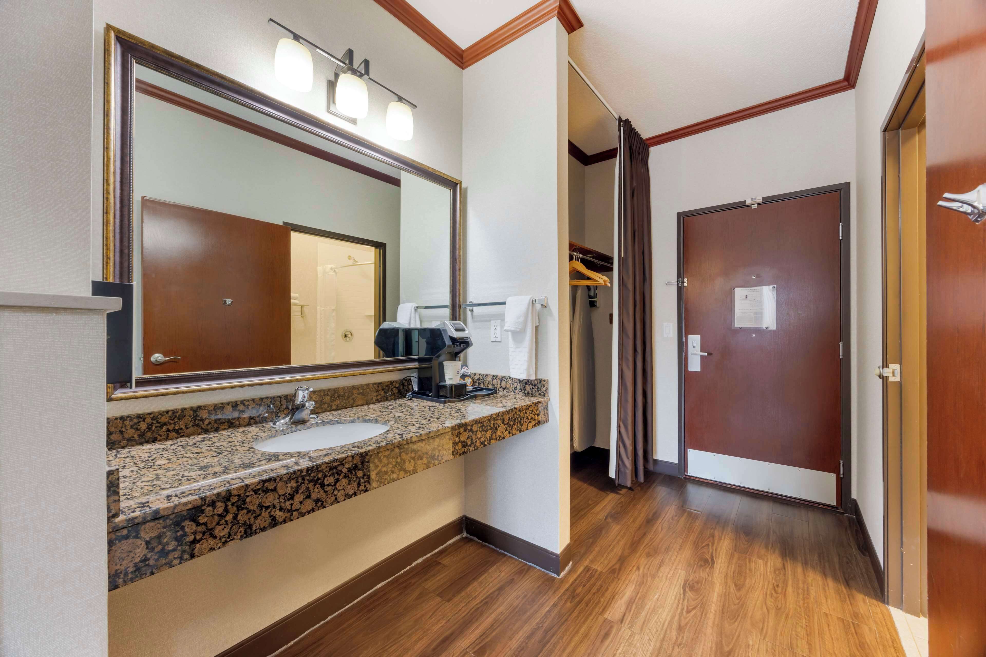 standard room, 1 queen bed, accessible, non smoking (refrigerator & microwave) | egyptian cotton sheets, premium bedding, desk, blackout curtains