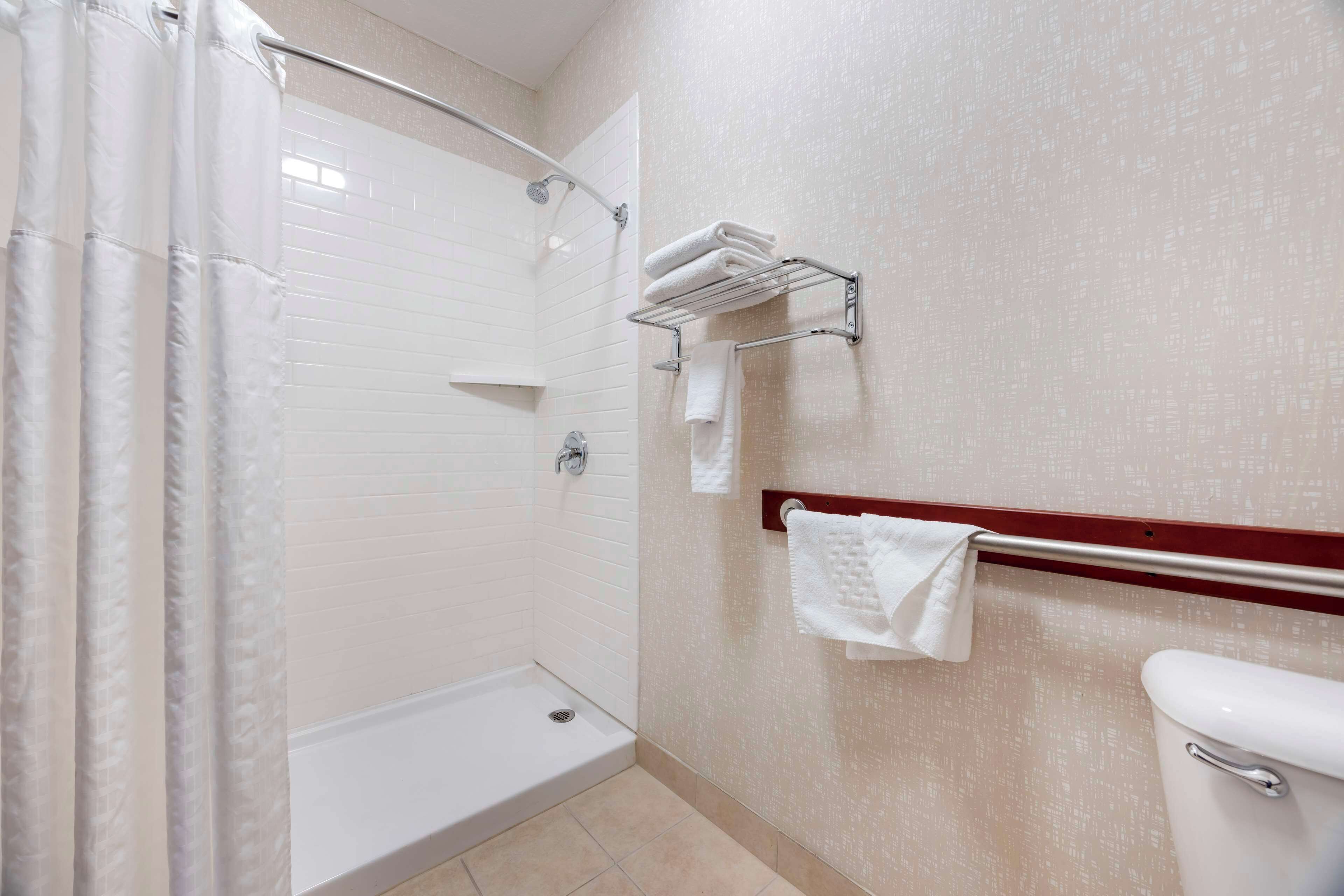 Un bagno con doccia, WC e portasciugamani.
